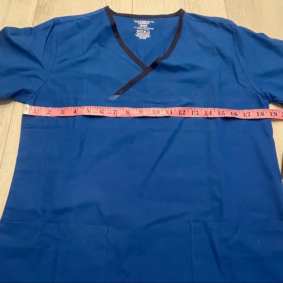NWT ECKO UNLTD SCRUBS Short Sleeve V-Neck Pullover Blue Scrubs Top Size M - Picture 4 of 8
